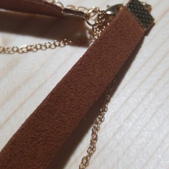 Metal detail choker with contrast crystal pendant - Picture 4 of 4